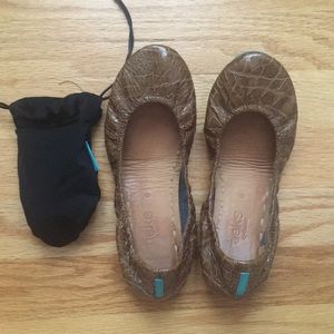 Yikes size 6 Sienna Brown Croc-patent leather